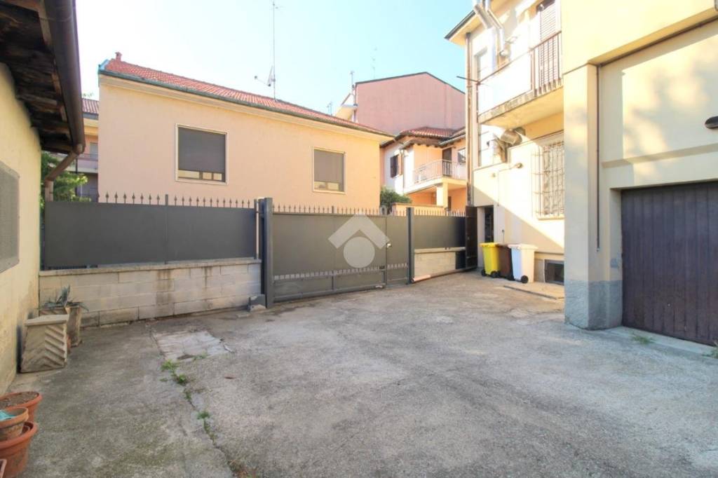 appartamento in vendita a Rho in zona Castellazzo