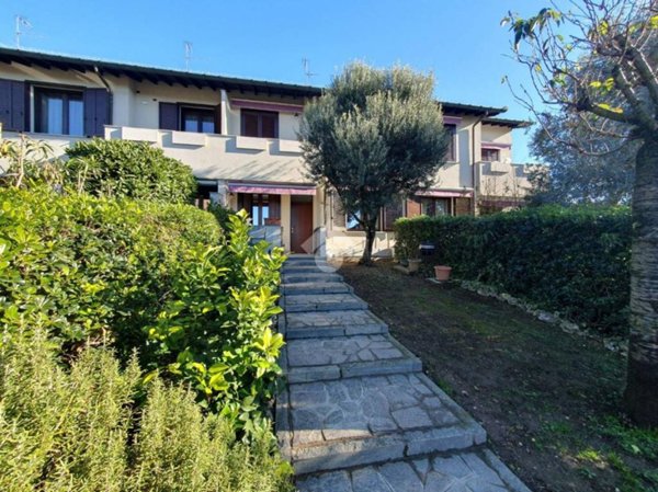 casa indipendente a Robecco sul Naviglio in zona Castellazzo de' Barzi