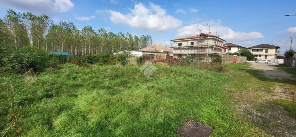 terreno edificabile in vendita a Robecco sul Naviglio in zona Casterno