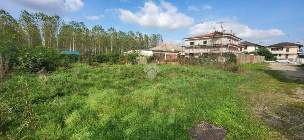 terreno edificabile in vendita a Robecco sul Naviglio in zona Casterno