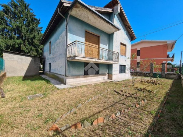 casa indipendente in vendita a Robecco sul Naviglio in zona Casterno
