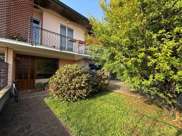 casa indipendente in vendita a Robecco sul Naviglio