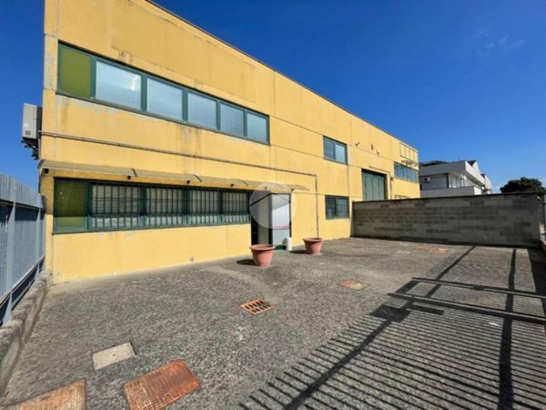 locale commerciale in vendita a Robecco sul Naviglio