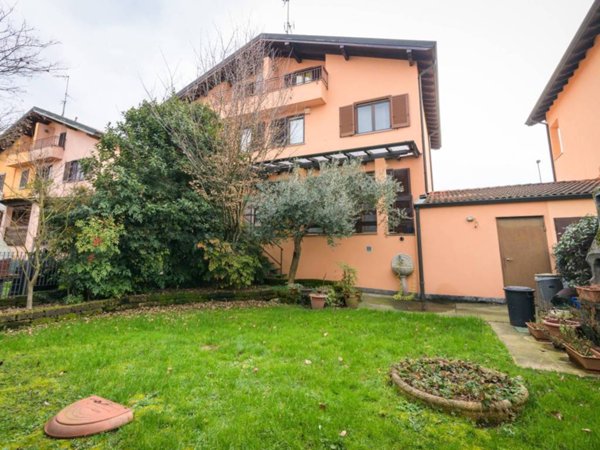 casa indipendente a Robecco sul Naviglio in zona Castellazzo de' Barzi