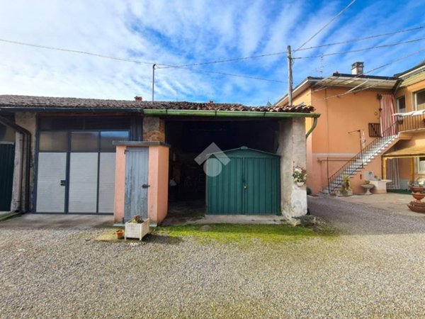 casa indipendente a Robecco sul Naviglio in zona Castellazzo de' Barzi