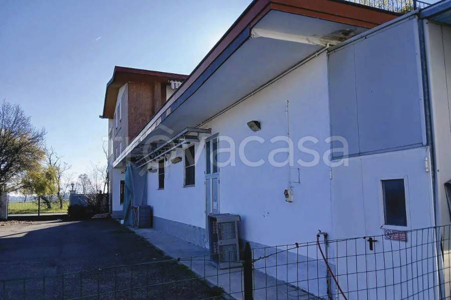 locale commerciale in vendita a Robecco sul Naviglio in zona Casterno