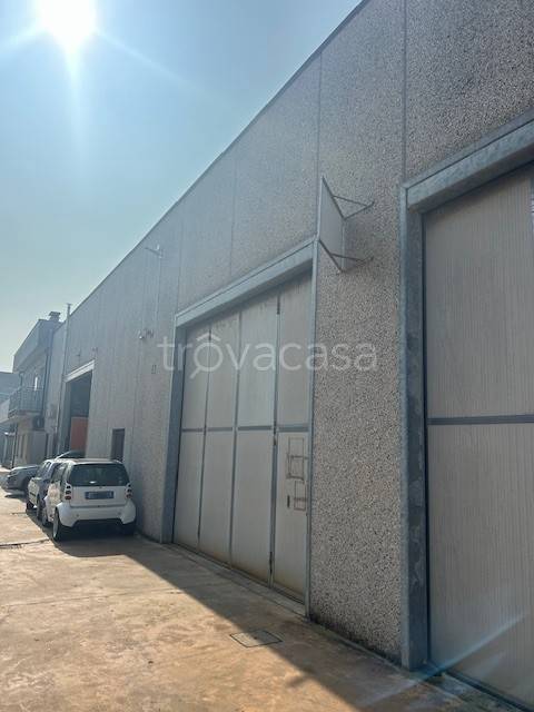 locale commerciale in vendita a Robecco sul Naviglio