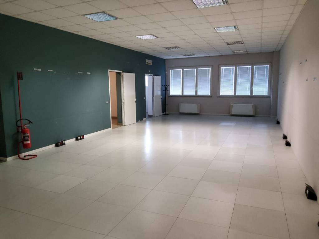 ufficio in vendita a Robecco sul Naviglio in zona Casterno