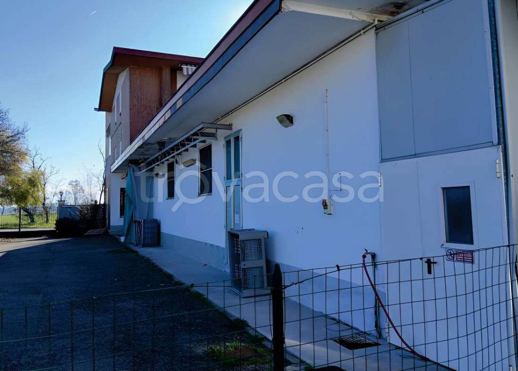 locale commerciale in vendita a Robecco sul Naviglio in zona Casterno