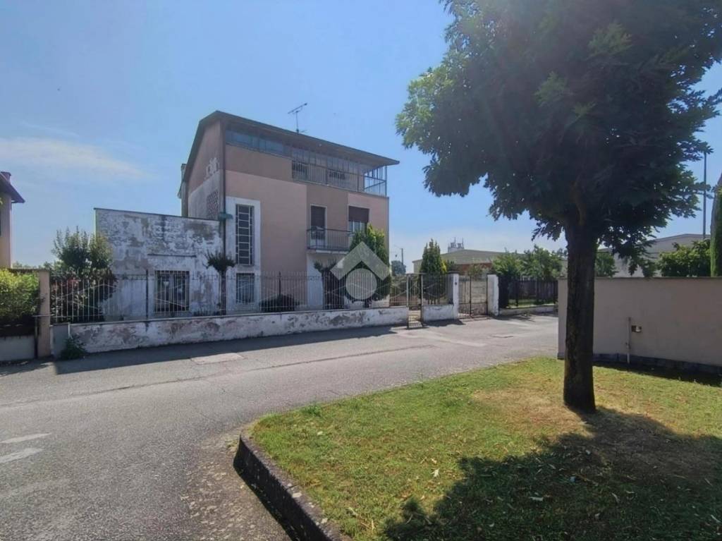 casa indipendente in vendita a Robecco sul Naviglio