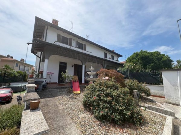 casa indipendente in vendita a Robecco sul Naviglio in zona Casterno