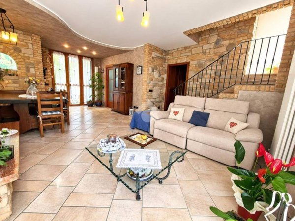 casa indipendente in vendita a Robecco sul Naviglio in zona Casterno