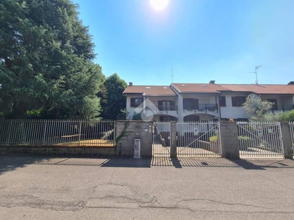 casa indipendente in vendita a Robecco sul Naviglio in zona Casterno