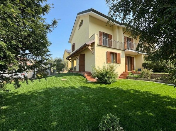 casa indipendente in vendita a Robecco sul Naviglio in zona Casterno