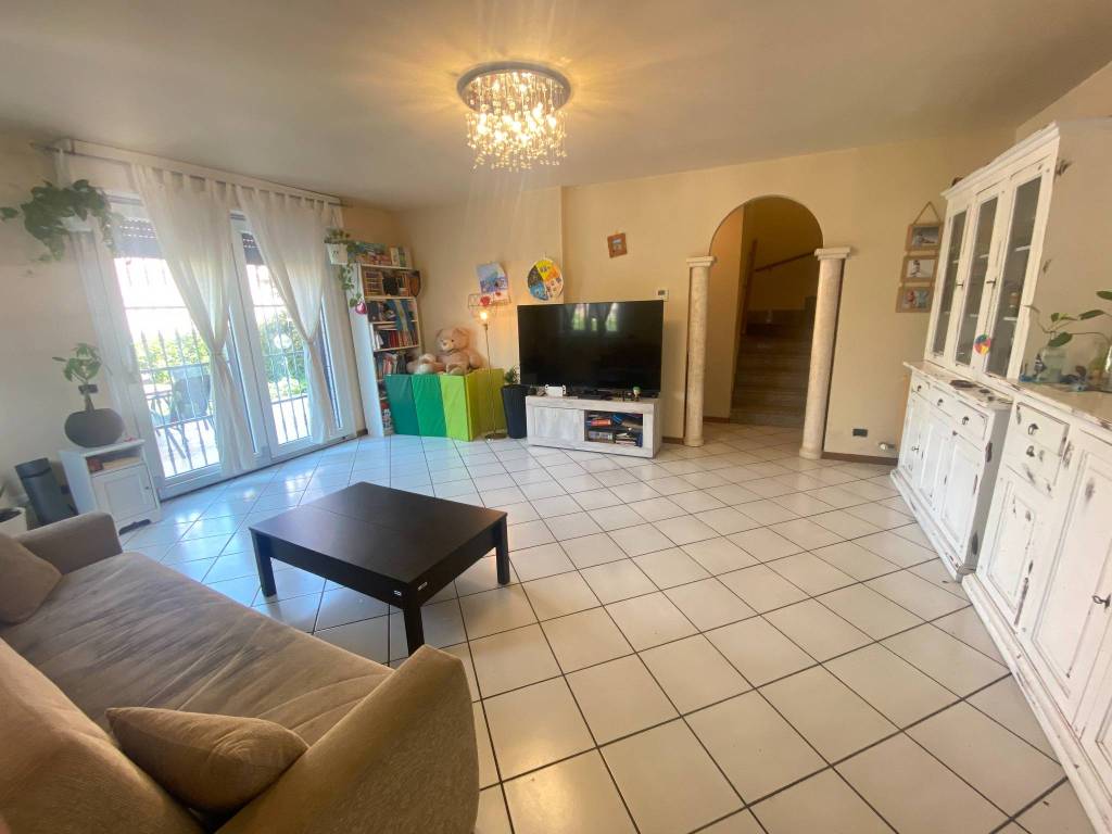 casa indipendente in vendita a Rodano
