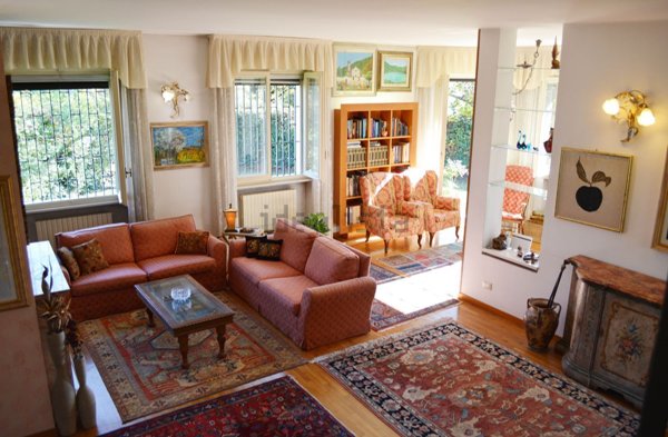 esavano in vendita a Rodano