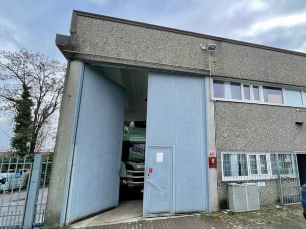 locale commerciale in vendita a Rodano