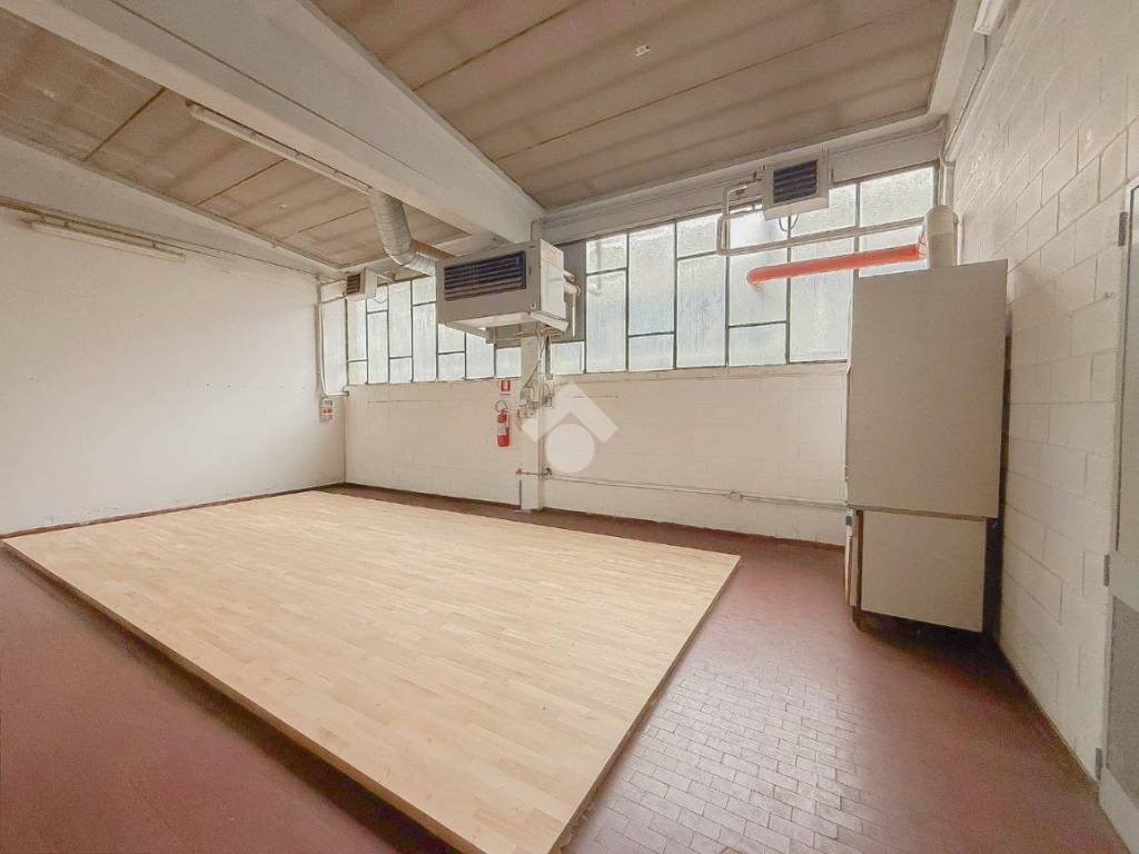 locale commerciale in vendita a Rodano