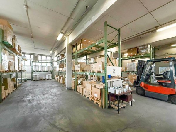 locale commerciale in vendita a Rodano