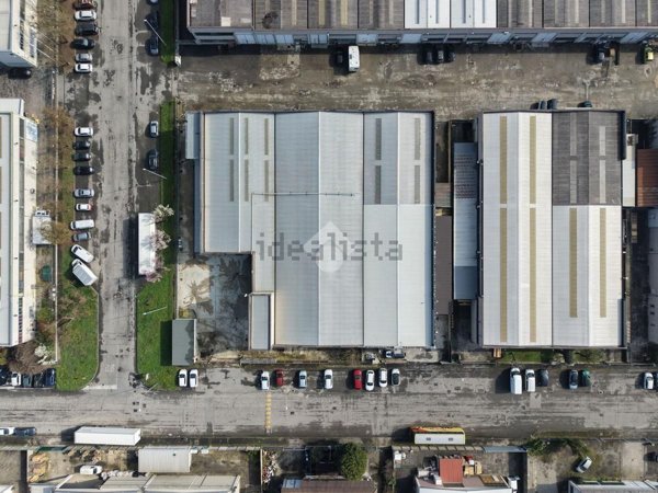 capannone in vendita a Rodano