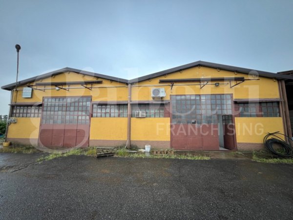 locale commerciale in vendita a Rosate