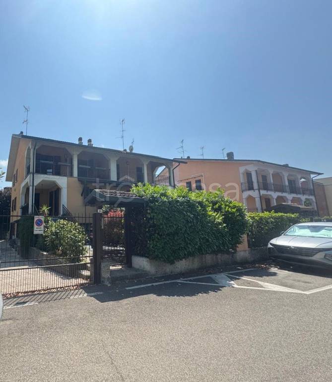 casa indipendente in vendita a Rosate
