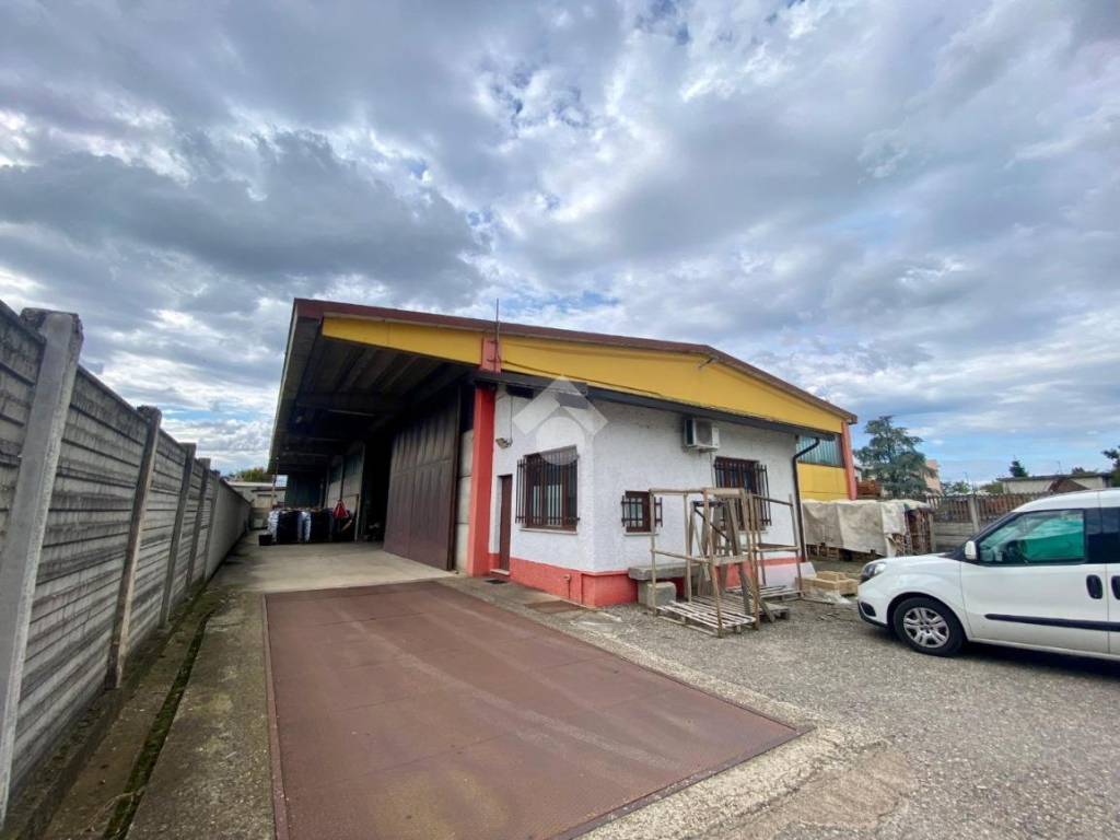 locale commerciale in vendita a Rosate