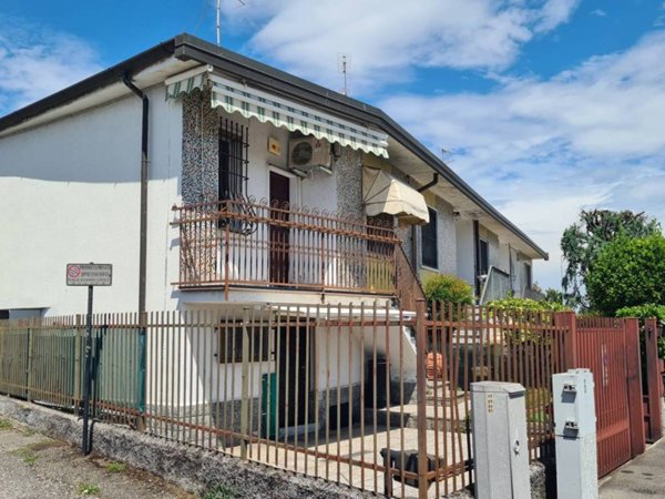 casa indipendente in vendita a Rosate