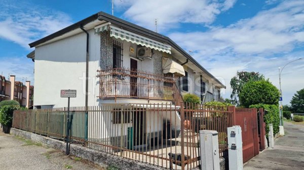 casa indipendente in vendita a Rosate