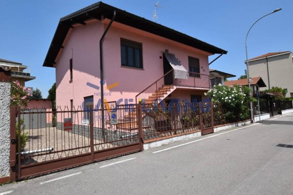 casa indipendente in vendita a Rosate