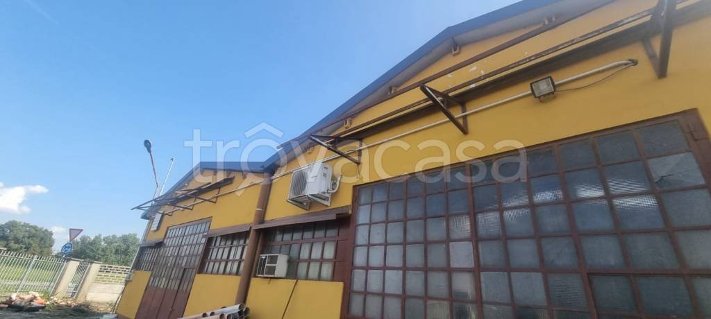locale commerciale in vendita a Rosate