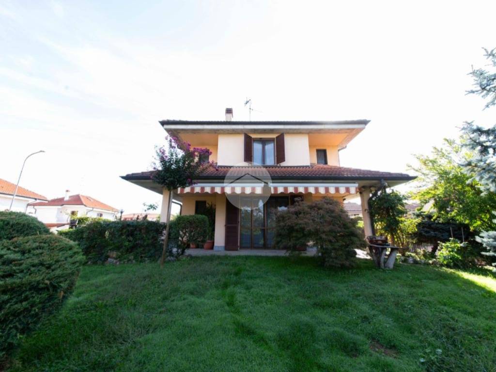 casa indipendente in vendita a Rosate