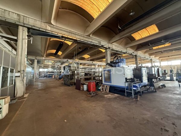 capannone in vendita a Rosate