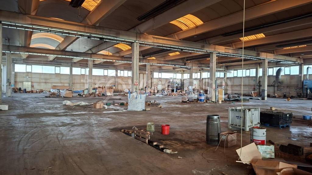 capannone in vendita a Rosate