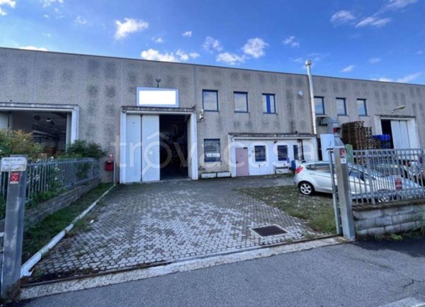 locale commerciale in vendita a Rosate