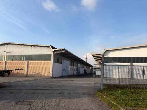 locale commerciale in vendita a Rosate