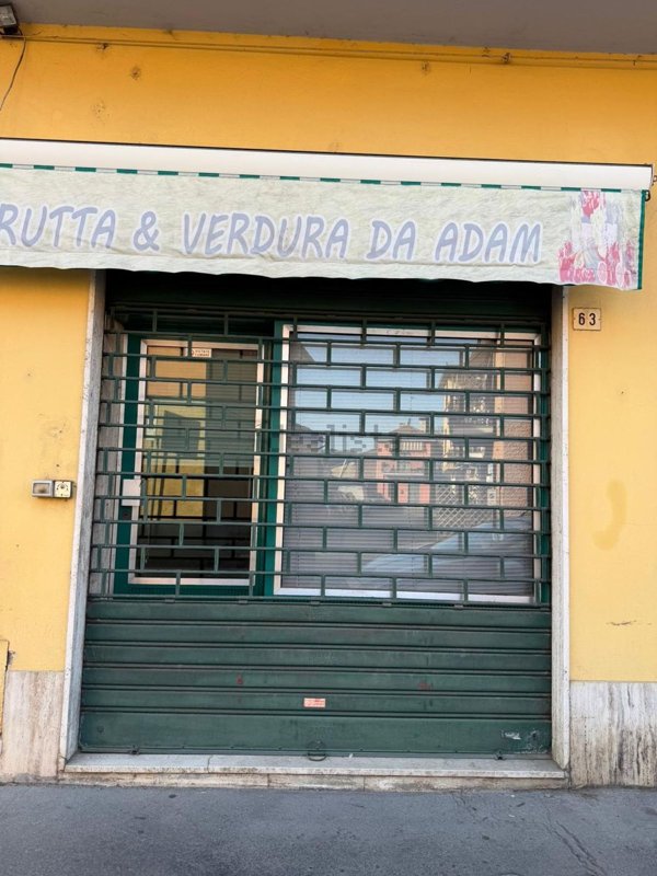locale commerciale in vendita a Rosate