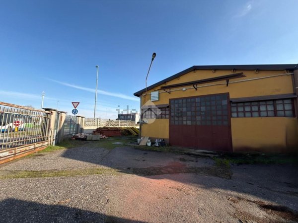 capannone in vendita a Rosate