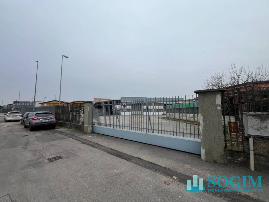 locale commerciale in vendita a Rosate