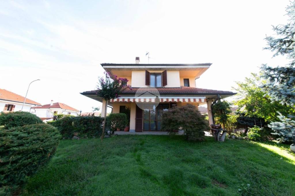casa indipendente in vendita a Rosate