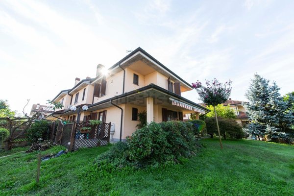 casa indipendente in vendita a Rosate