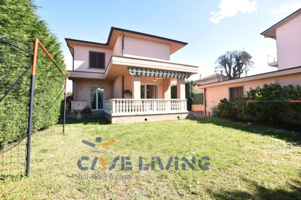 casa indipendente in vendita a Rosate