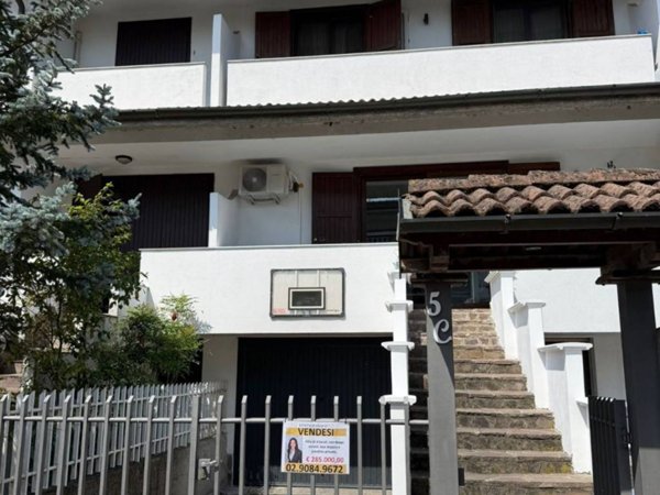 casa indipendente in vendita a Rosate