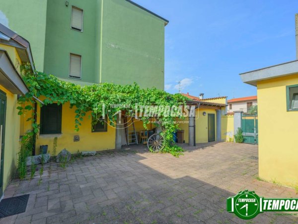 casa indipendente in vendita a Rosate