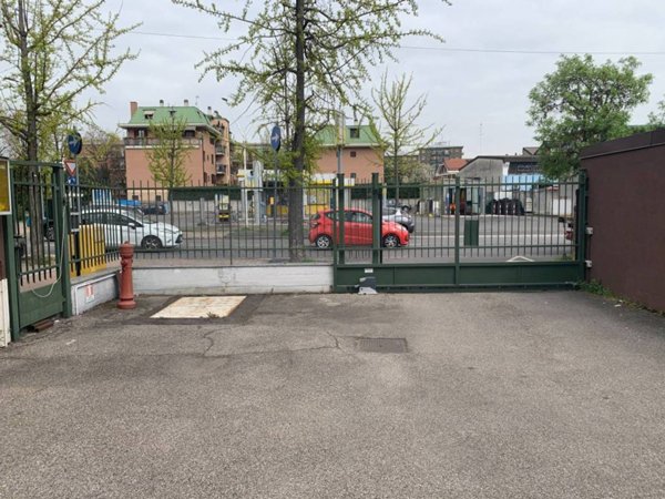 negozio in vendita a Rozzano