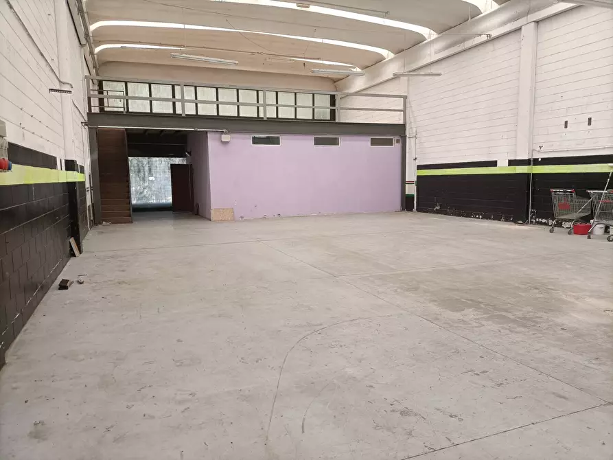 negozio in vendita a Rozzano