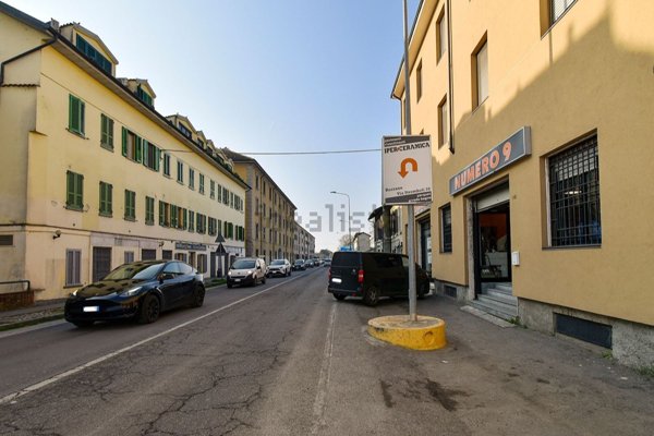 negozio in vendita a Rozzano
