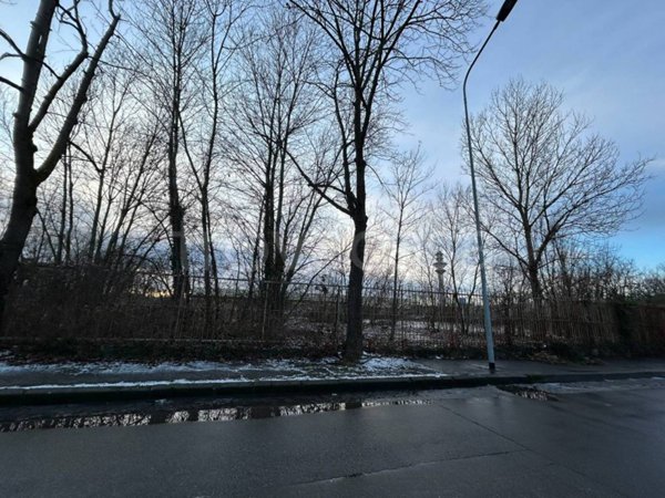 capannone in vendita a Rozzano