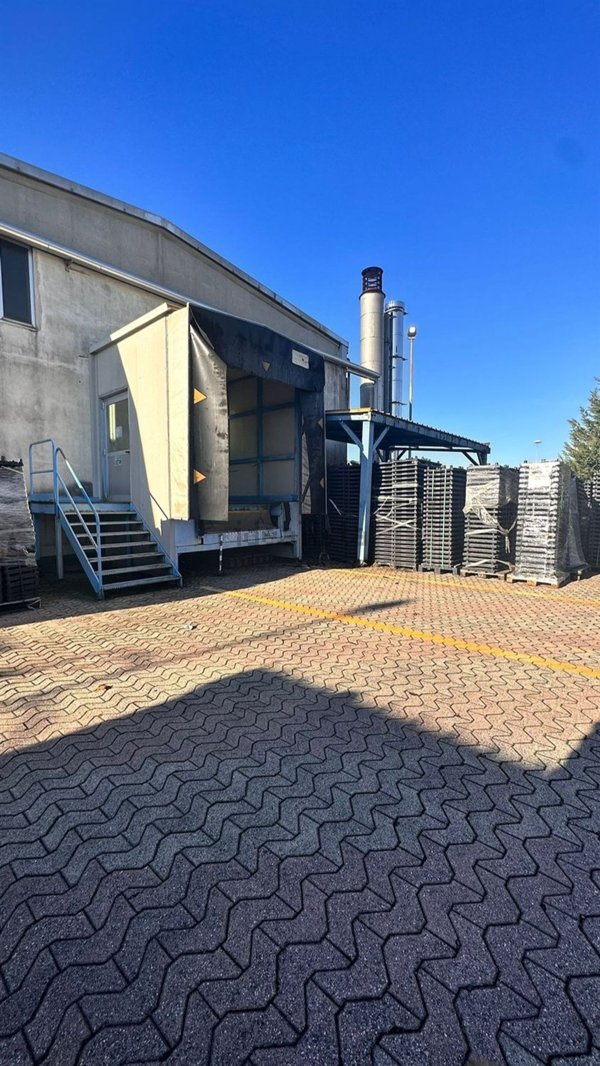 capannone in vendita a Rozzano