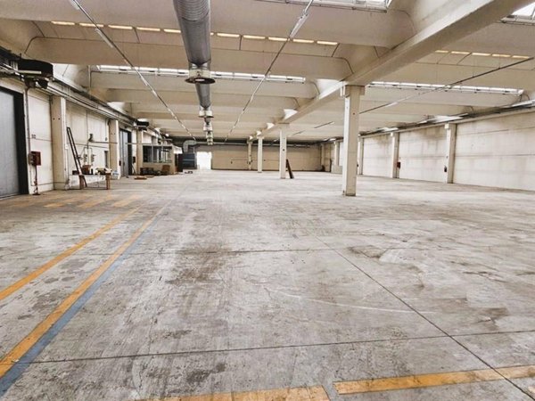 locale commerciale in vendita a Rozzano
